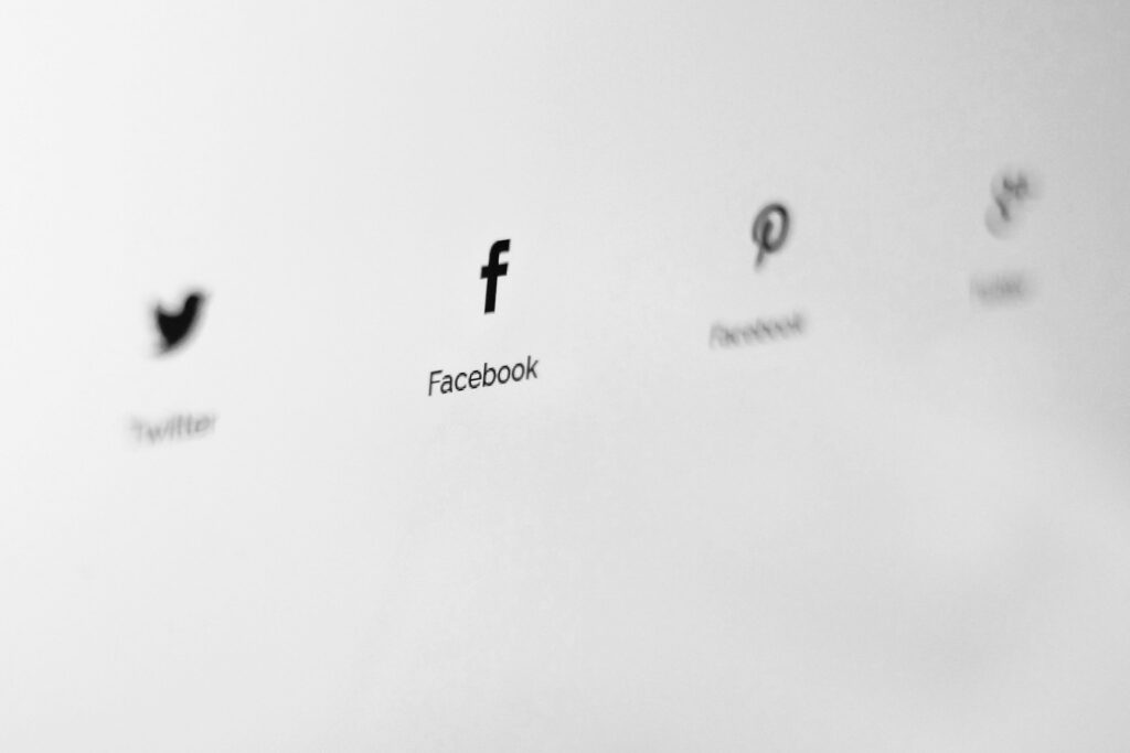 Clean website layout without distracting social sharing buttons